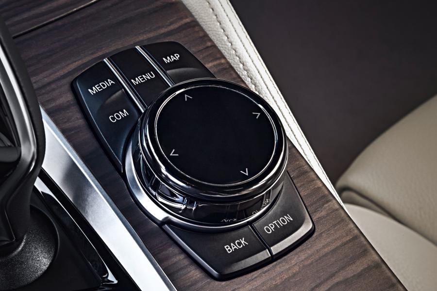 Детали интерьера BMW 530d xDrive Touring M Sport 2017 года  (WW) (фото 68 из 78)